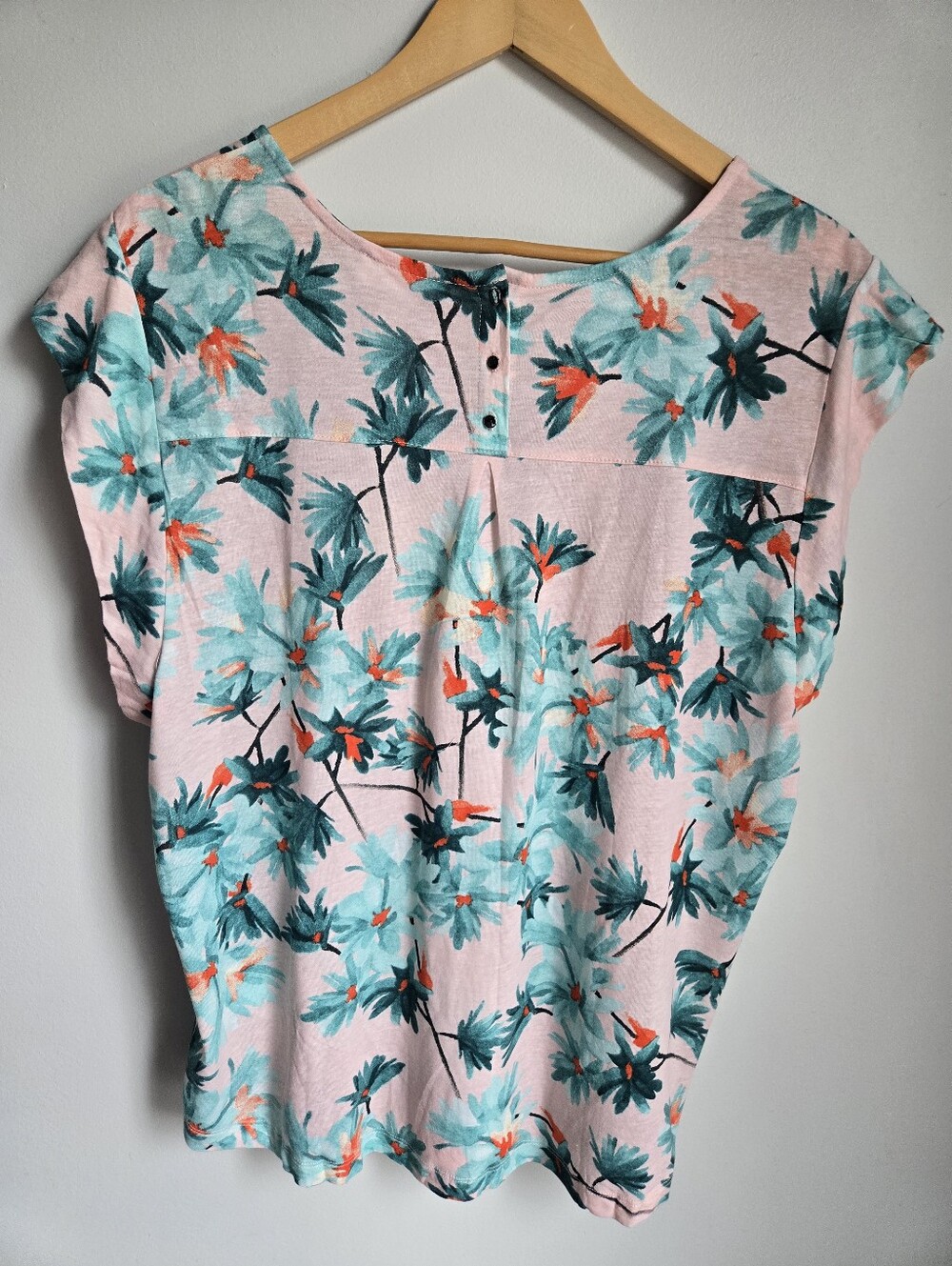 New NORTHERN REFLECTIONSPink Floral Short Sleeve Linen & Rayon Top - Picture 7 of 9